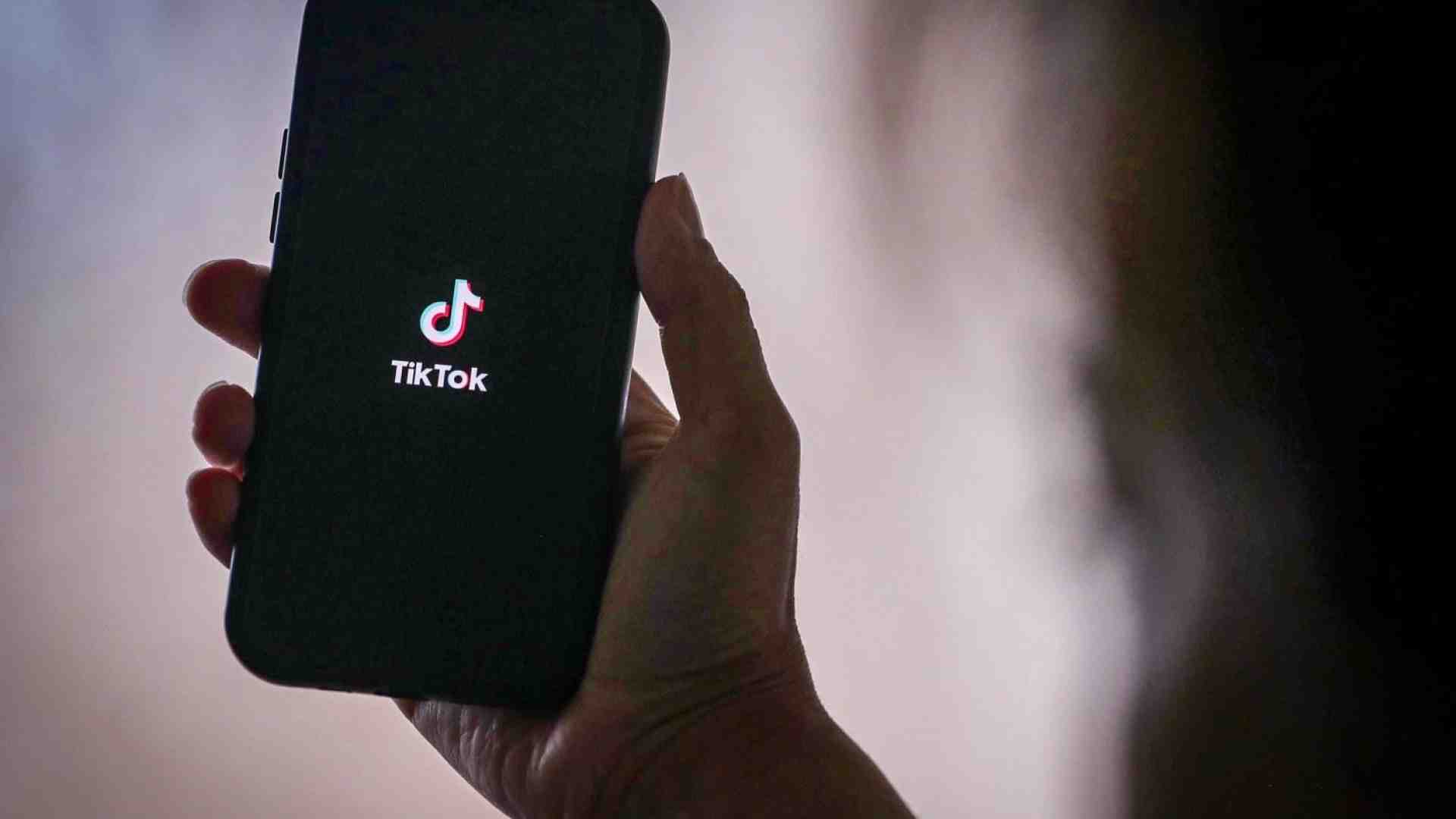 Immagine di Padre uccide la figlia perché non vuole lasciare TikTok