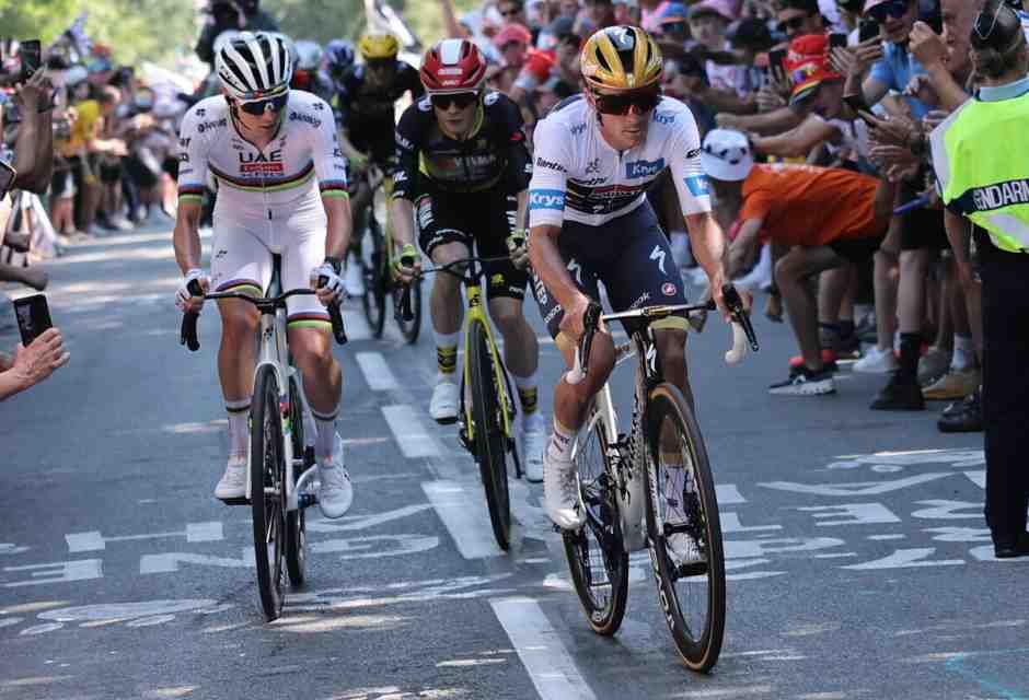 Remco Evenepoel, Tadej Pogacar e Jonas Vingegaard da soli al comando verso l'arrivo di Mûr-de-Bretagne (foto Epa, via Ansa)<br />