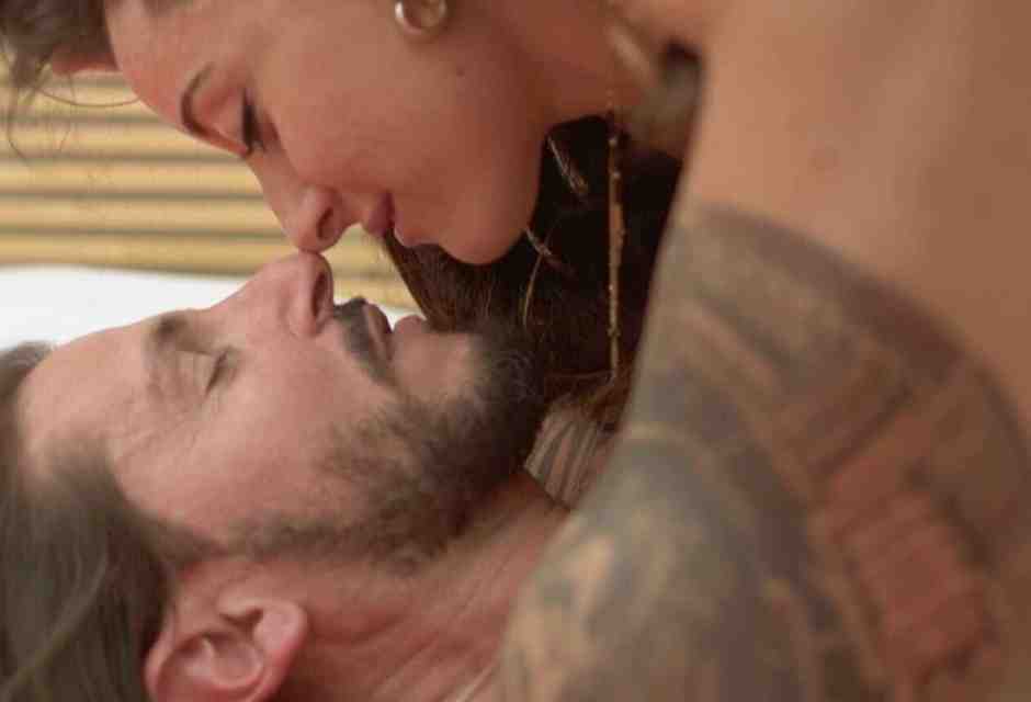 Mattinata hot alla Camera: lo schermo trasmette il programma "Alta infedeltà" al posto delle interpellanze