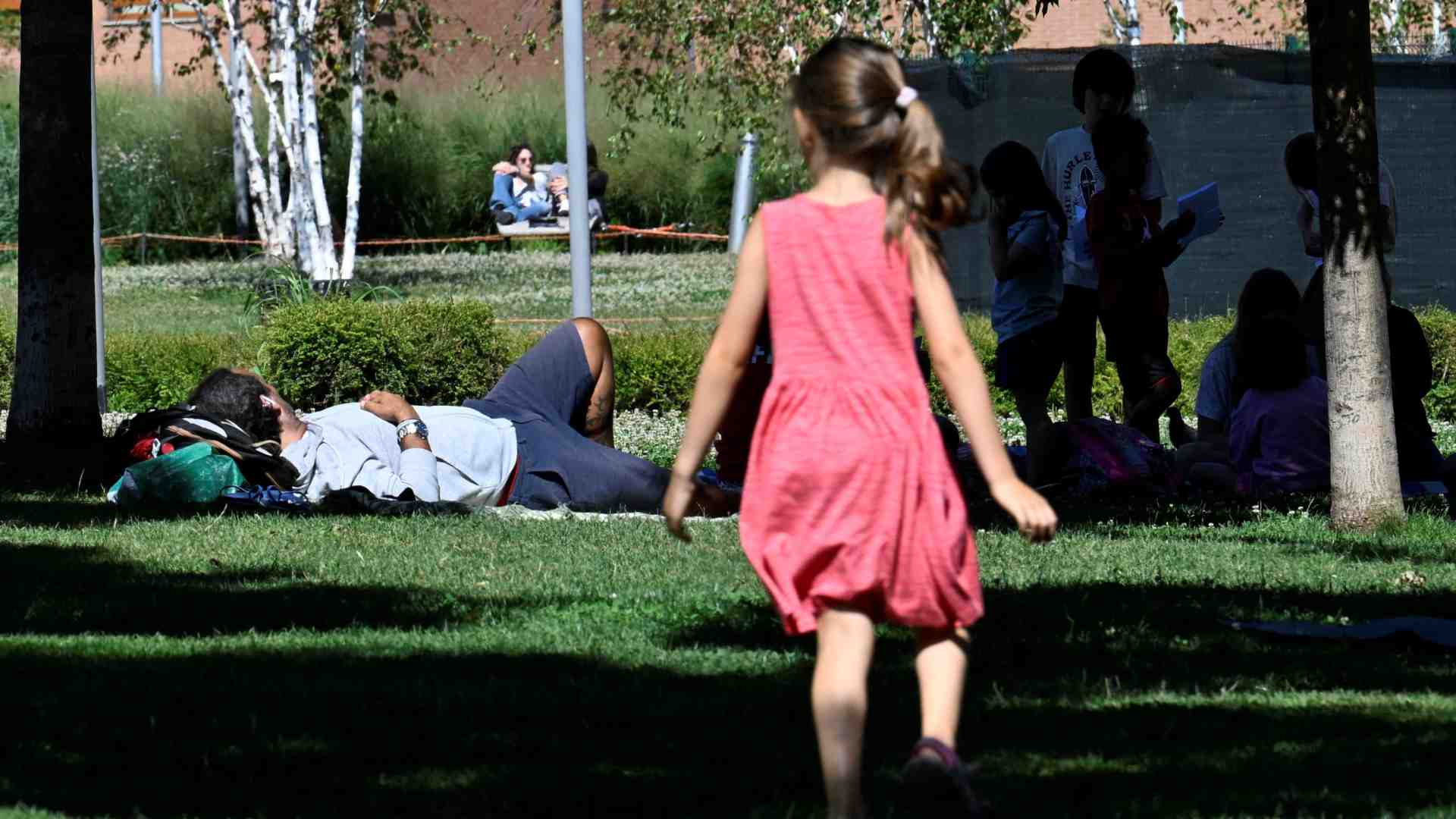 Immagine di Picco di congedi parentali: in Italia la conciliazione ad agosto non esiste