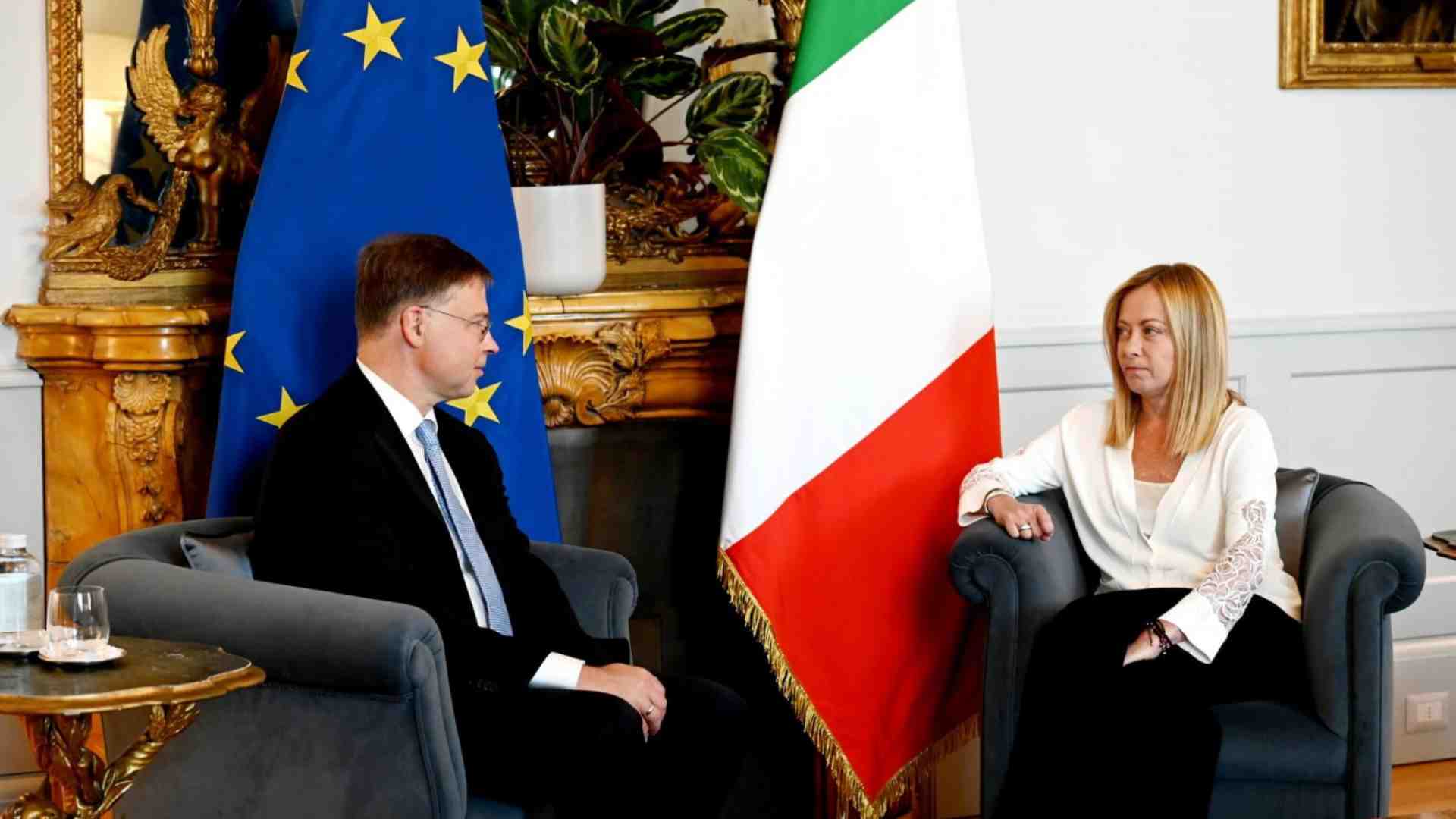 Immagine di Meloni fra deficit e politica negozia il ReArm. E apre a Step, come nuovo strumento di flessibilità
