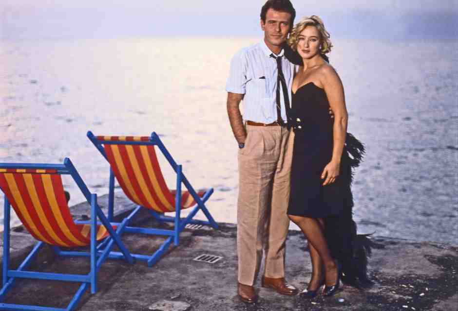  Gli attori Eleonora Giorgi e Angelo Cannavacciuolo sul set del film Sapore di mare 2 (Getty)<br />