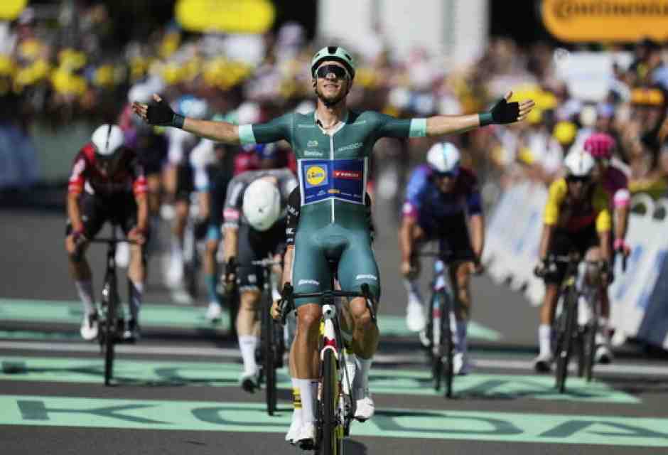 La vittoria di Jonathan Milan nell'ottava tappa del Tour de France 2025 (foto Ap, via LaPresse)