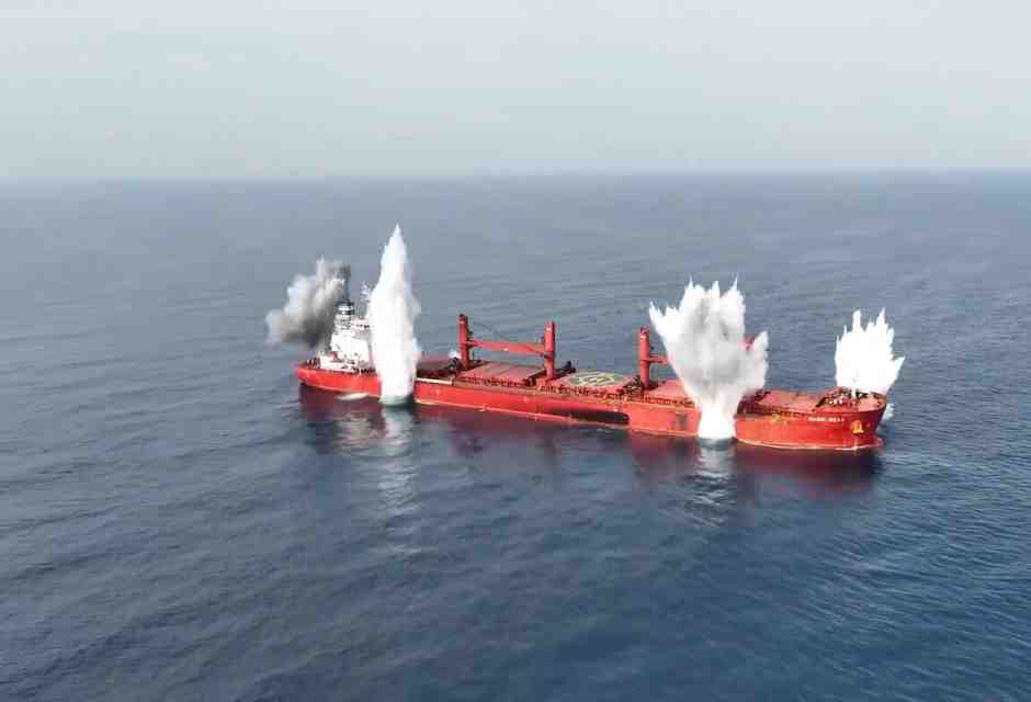  L'affondamento della nave cargo Magic Seas (foto Getty)