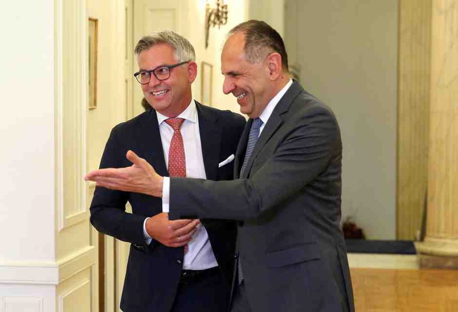 Il ministro degli Esteri greco Giorgios Gerapetritis con il generale il commissario Ue Magnus Brunner (foto Ansa)