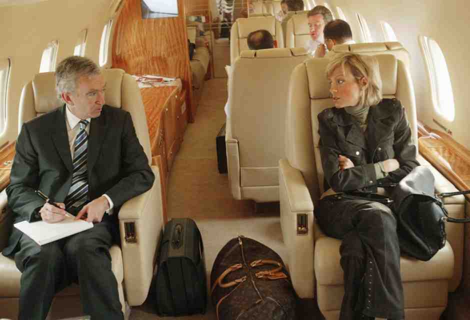 Bernard Arnault e la moglie in viaggio sul loro aereo nel 2004 (Getty Images) &nbsp;<br />