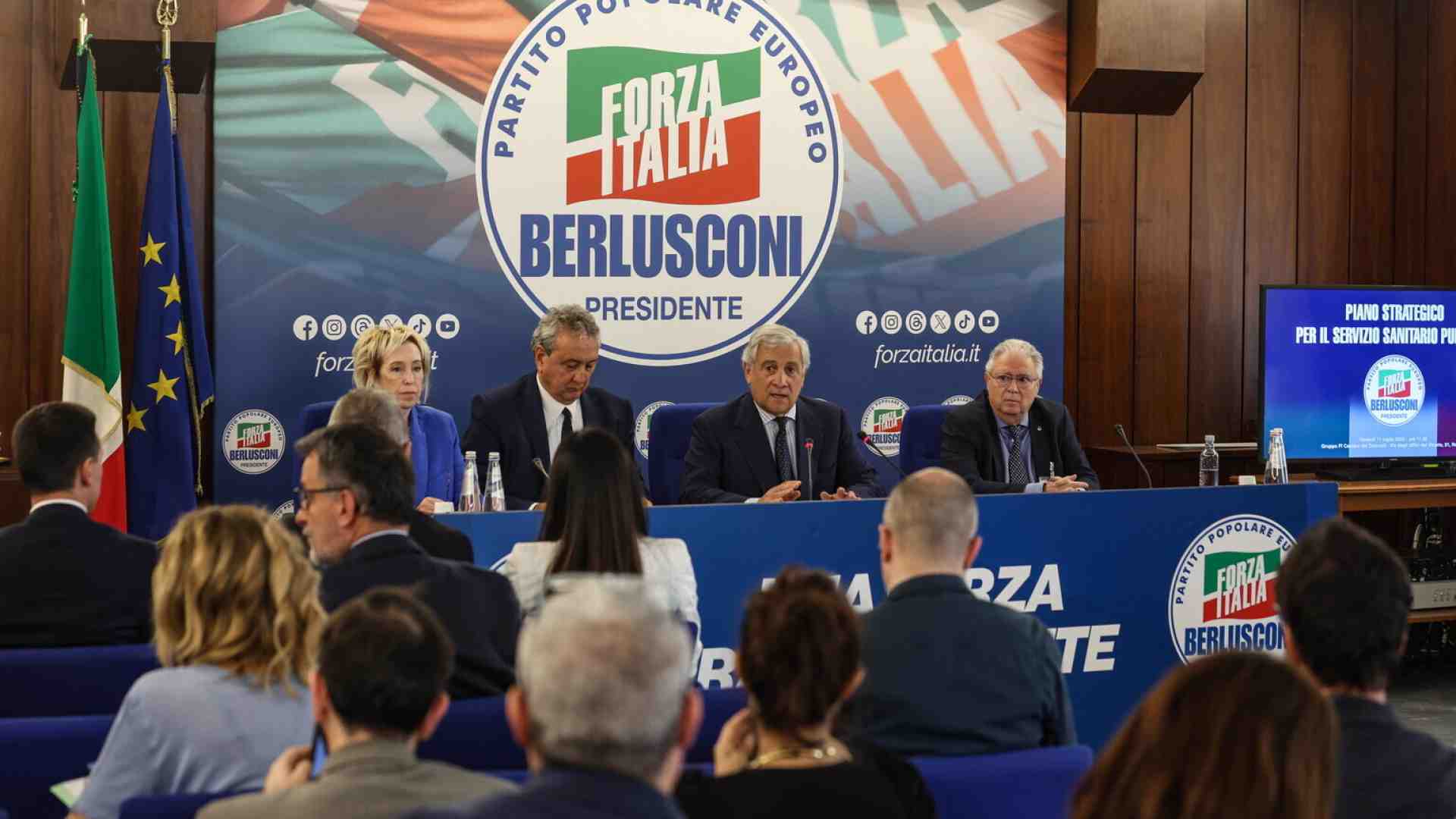 Immagine di Tajani tra Pier Silvio Berlusconi e sanità: “Il futuro di FI? Guardare avanti significa avere progetti”