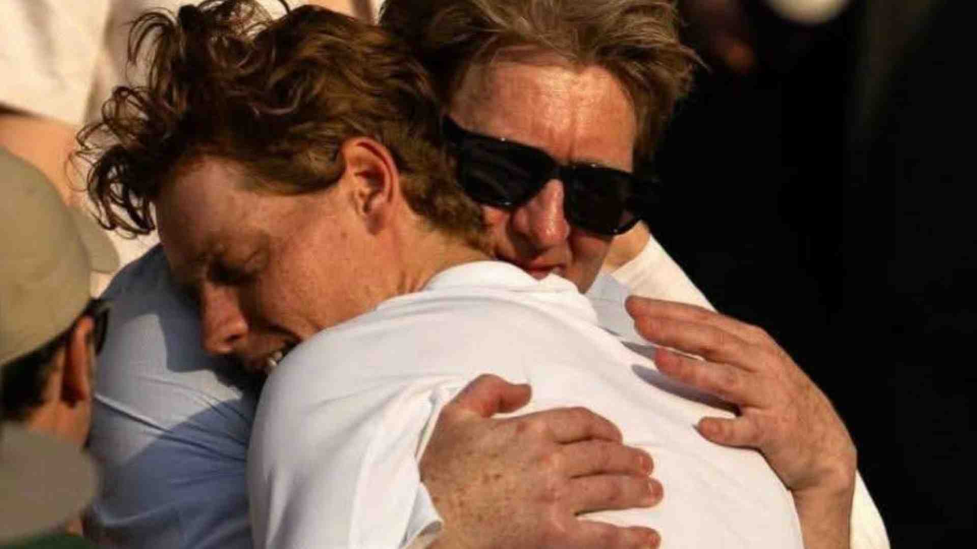 Immagine di Jannik e l'abbraccio con papà Hanspeter: l'immagine dell'estate 2025