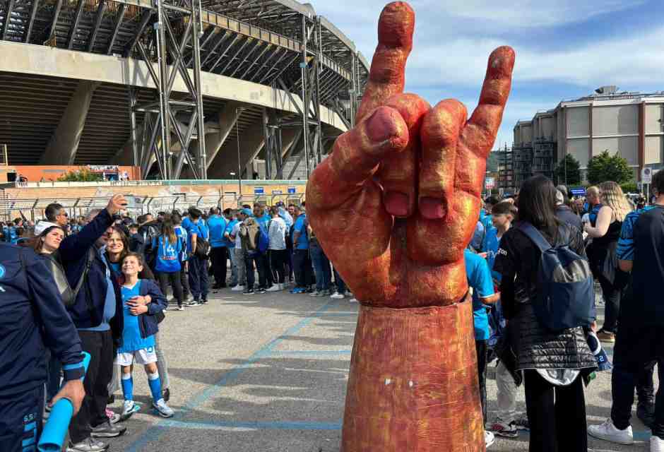 Festeggiamenti per lo scudetto 2025 fuori dallo Stadio Maradona (foto Ansa) <br />
