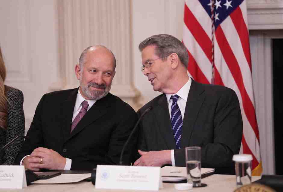 Il segretario al Commercio Usa, Howard Lutnick, e il suo collega al Tesoro, Scott Bessent (foto Ansa)<br />