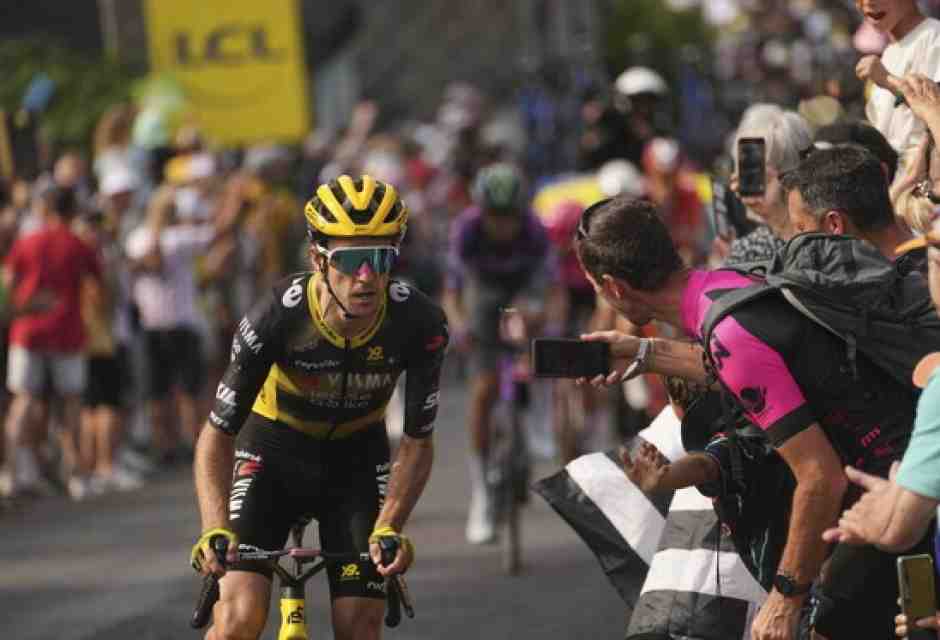 Simon Yates al comando della decima tappa del Tour de France 2025 (foto Ap, via LaPresse)