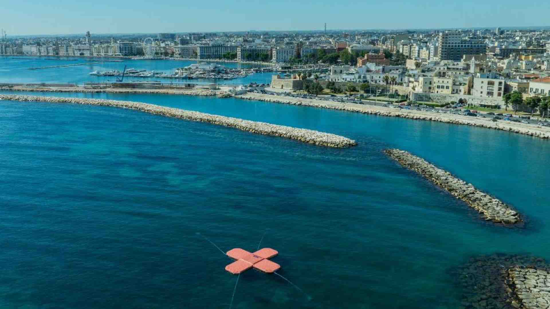 Immagine di Quell'enorme cerotto galleggiante davanti alla basilica di San Nicola