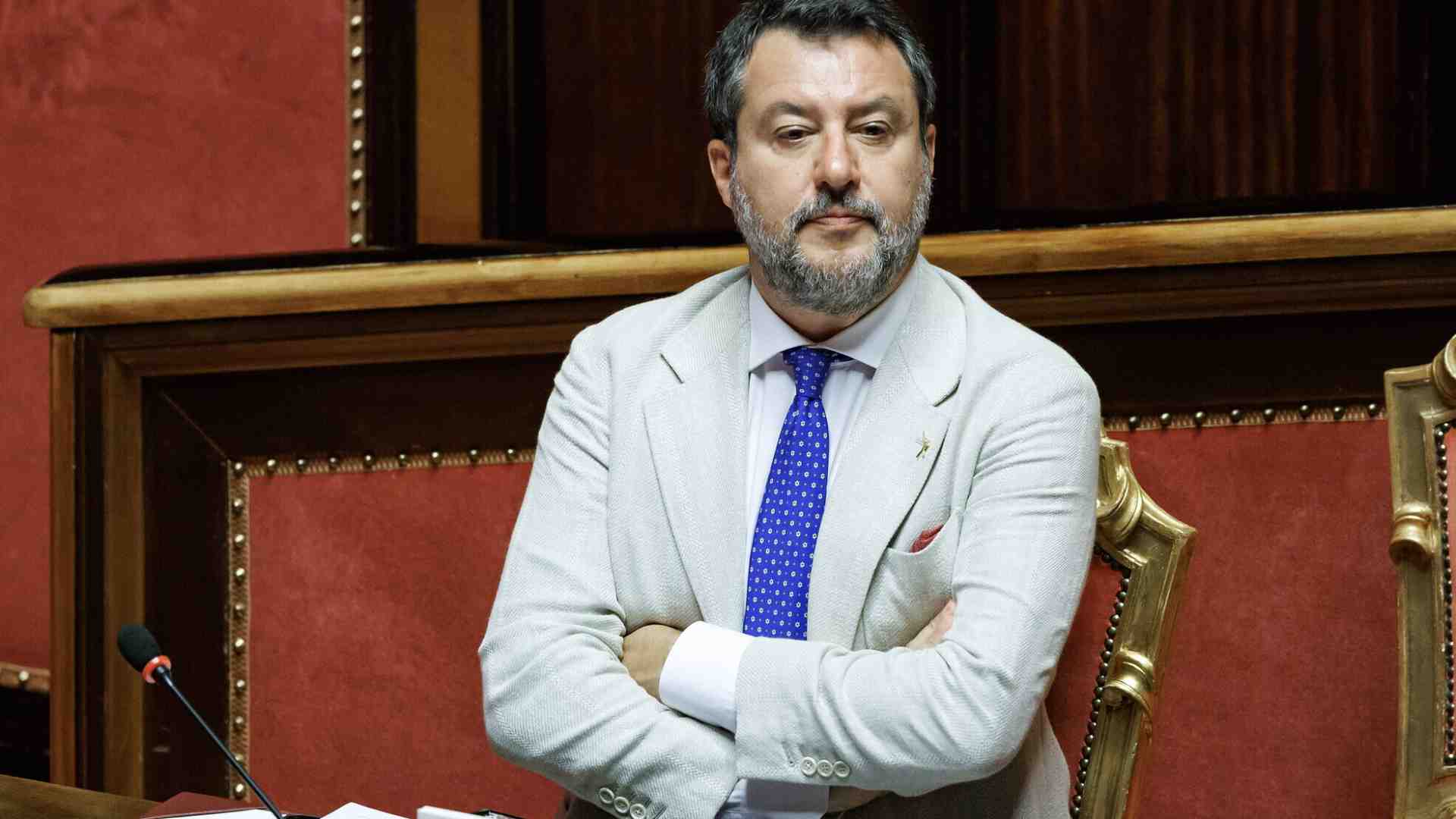 Immagine di Salvini "alla cantonese". Irritato da Vannacci, insulta la Ue sui dazi, indeciso sul Veneto. Zaia: "Si tratta insieme alla Ue"
