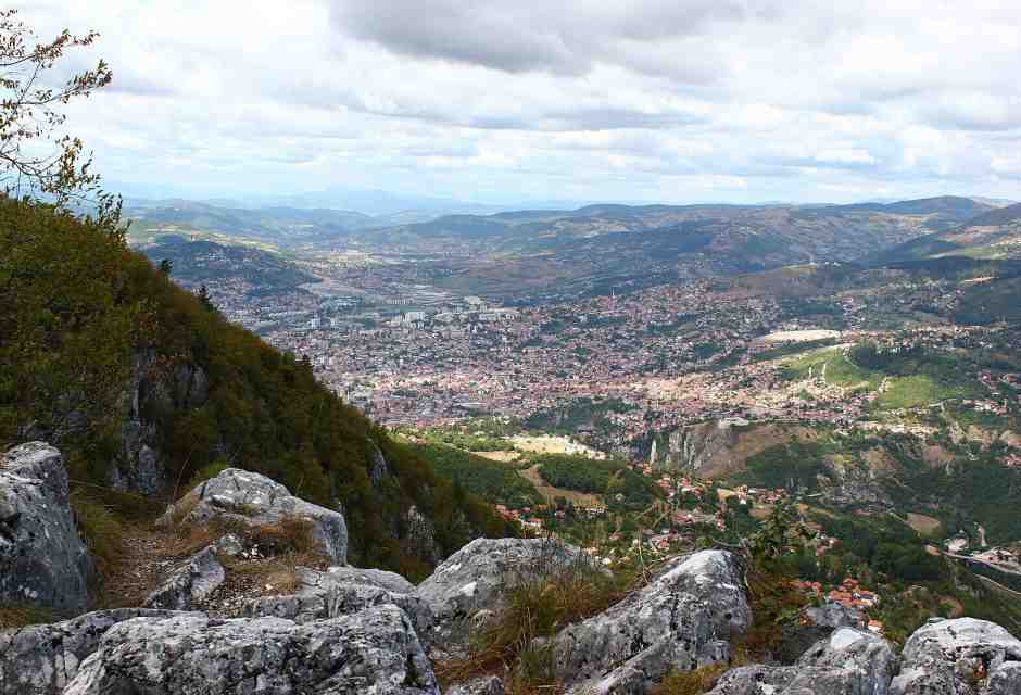 Sarajevo dal monte Trebevic (foto di Julian Nyca, WikiCommons)&nbsp;