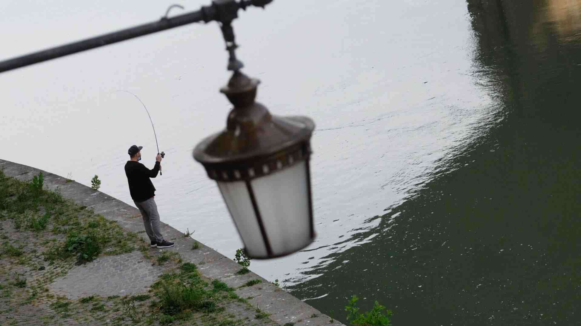 Immagine di Vita da fiume. Pescare tra i silenzi e i suoni ovattati del Tevere