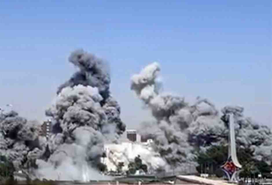 Un frame che mostra le bombe israeliane sul ministero della Difesa siriano (foto Getty) 