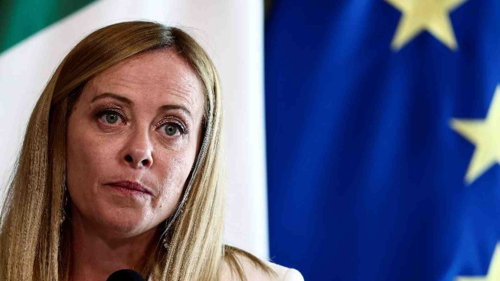 Immagine di Meloni: «Inaccettabile». Il silenzio dell'Ue, la telefonata di Trump