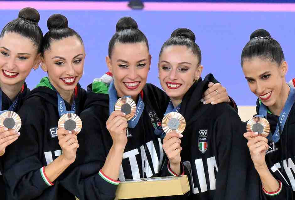 Laura Paris (a destra) con Martina Centofanti, Agnese Duranti, Alessia Maurelli e Daniela Mogurean con il bronzo olimpico (foto Ansa) <br />