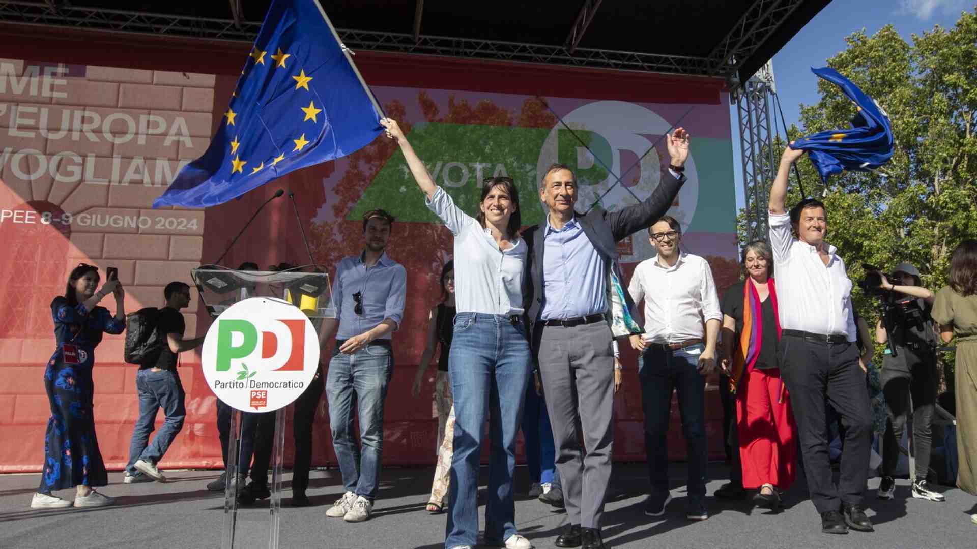 Immagine di Schlein "scarica" Sala. Solo una telefonata di rito. Difeso da Crosetto e dai riformisti Pd, ma inseguito da pm e Conte