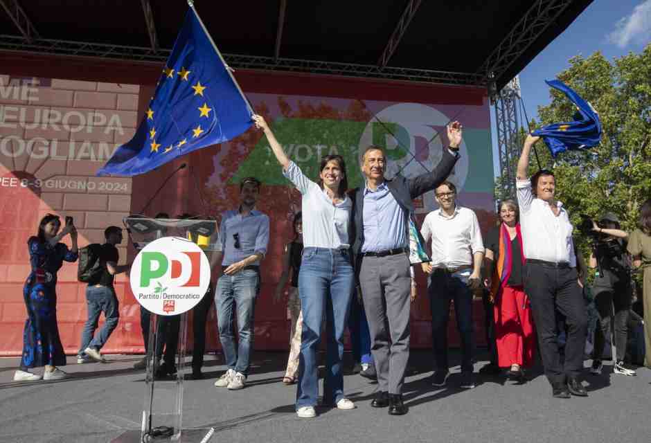 Schlein "scarica" Sala. Solo una telefonata di rito. Difeso da Crosetto e dai riformisti Pd, ma inseguito da pm e Conte