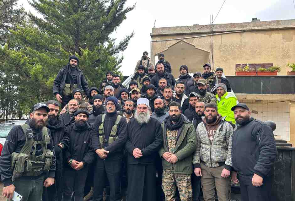 Hikmat al Hijri con i suoi uomini a Qanawat, vicino Suwayda, lo scorso dicembre (foto: Luca Gambardella)