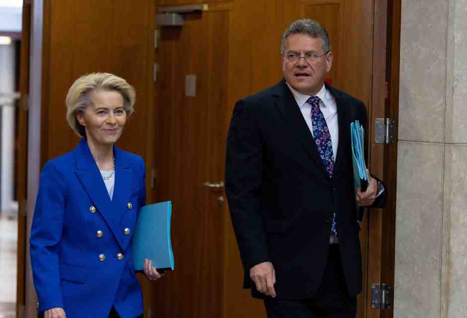 La presidente della Commissione Ue Ursula von der Leyen con il commissario per il Commercio Maros Sefcovic (foto LaPresse)&nbsp;<br />