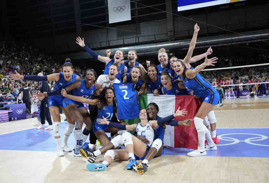 La nazionale femminile di volley dell'Italia festeggia la medaglia d'oro alle Olimpiadi di Parigi 2024 (foto LaPresse)