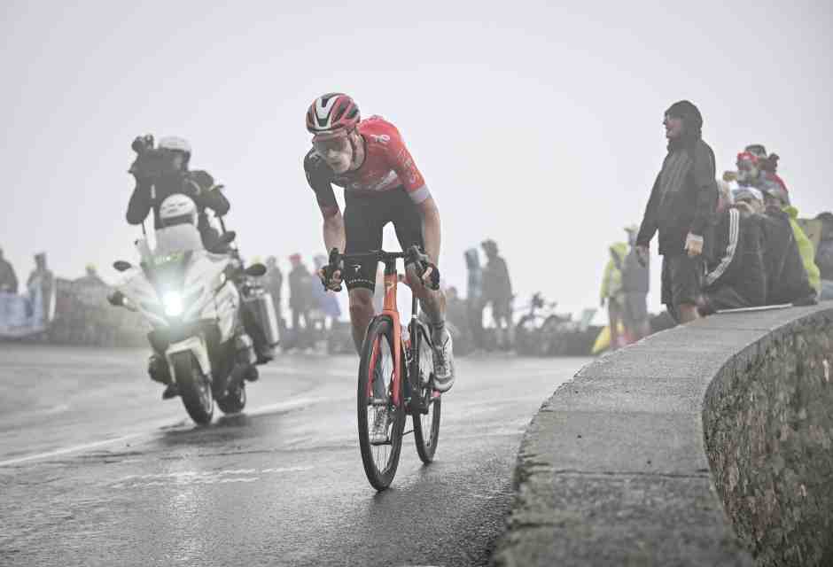Thymen Arensman da solo al comando della 14esima tappa del Tour de France 2025 (foto A.S.O./Billy Ceusters)&nbsp;<br />