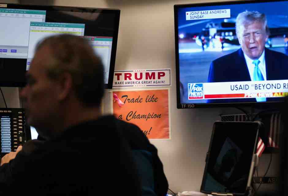 Un adesivo a sostegno del presidente Trump esposto sul muro nella Borsa di New York (AP Photo/Seth Wenig) <br />