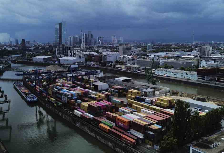 Container impilati in un terminal merci a Francoforte, Germania, luned&igrave; 14 luglio 2025 (AP Photo/Michael Probst)&nbsp;<br />