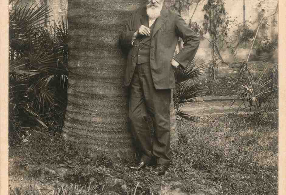 Autore non identificato, 1915-1920, Odoardo Beccari fotografato nel giardino del Castello del Bisarno (Villa Beccari) a Firenze (Archivio Alinari - archivio Beccari)&nbsp;<br />
