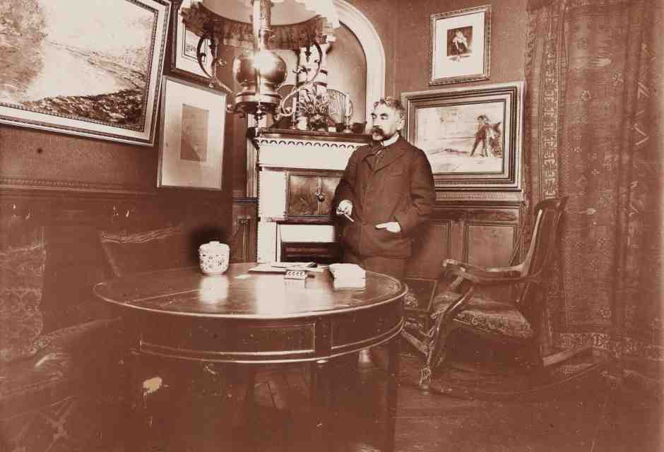 St&eacute;phane Mallarm&eacute; con alle spalle un pastello di Manet fra il 1895 e il &rsquo;96