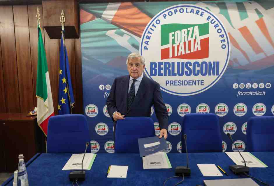 Cambia lo statuto, evoca il Congresso. Così Tajani si blinda e prova a prendersi FI