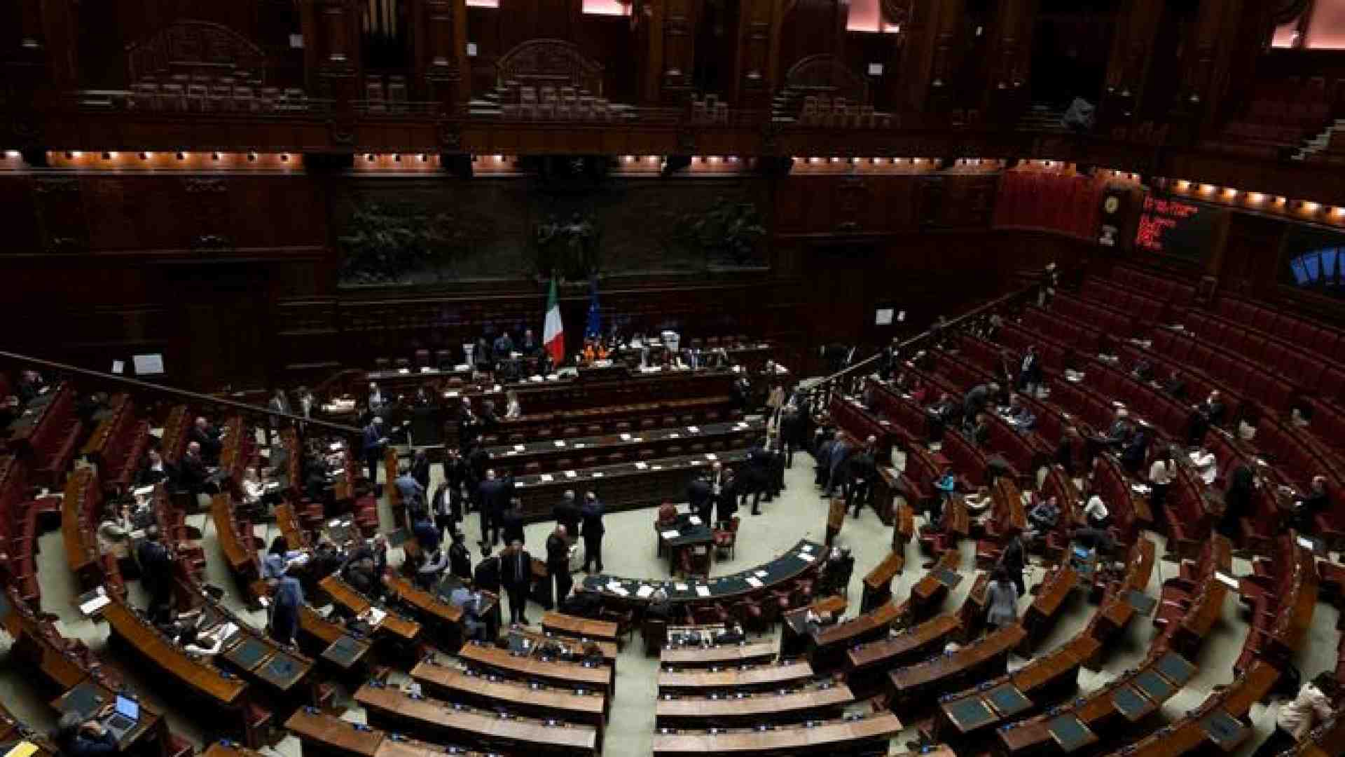 Immagine di M5s denuncia il “giallo” sugli stipendi dei deputati