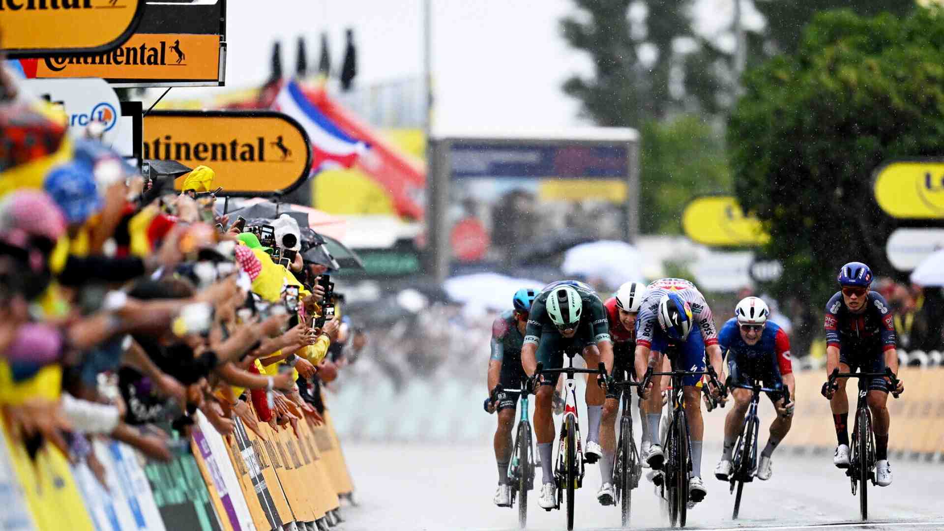 Immagine di Non è stata una giornata tranquilla. Jonathan Milan ha vinto la 17a tappa del Tour de France