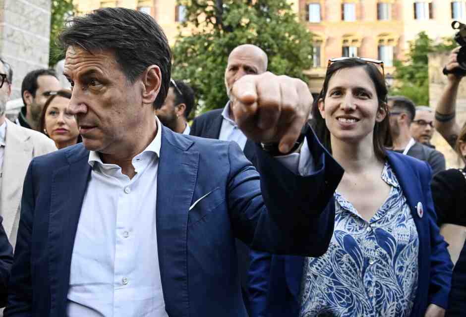 Schlein acrobata per l’unità alla regionali. Ma i 5 stelle la attaccano su Milano