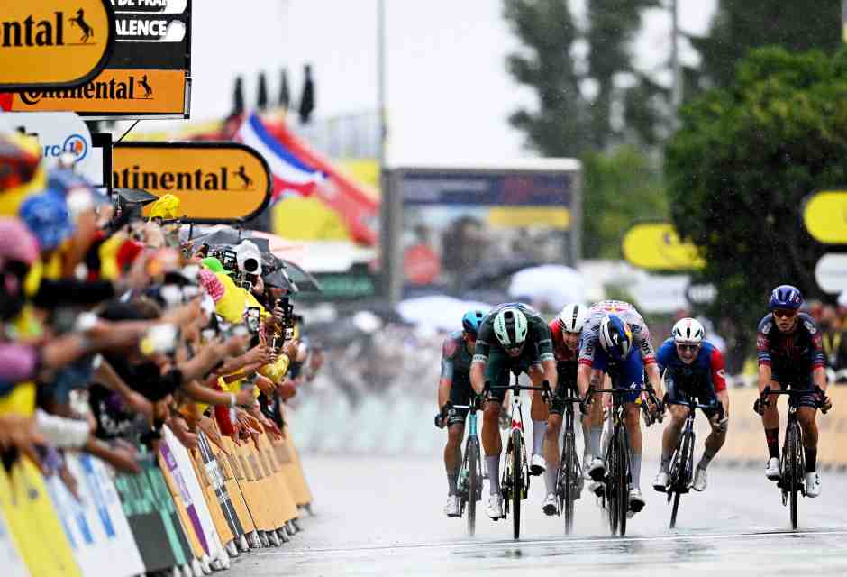 L'arrivo della diciassettesima tappa del Tour de France 2025 (foto Getty Images)