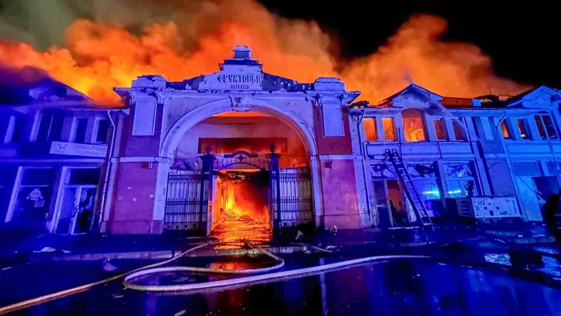 Immagine di Odessa colpita al cuore: distrutto il mercato storico, compromesso il porto