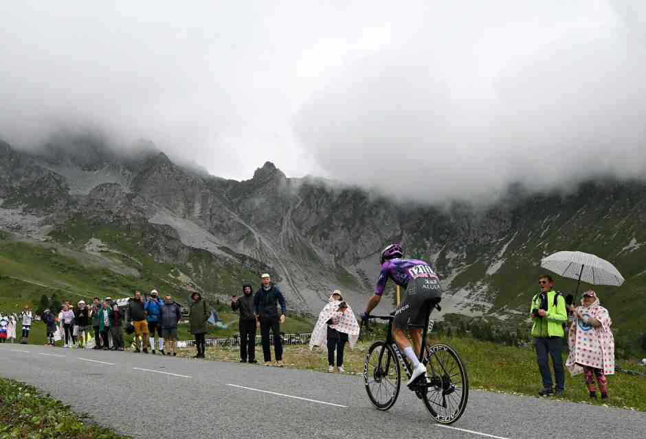 Ben O'Connor da solo in testa alla 18esima tappa del Tour de France 2025 (foto Getty Images)