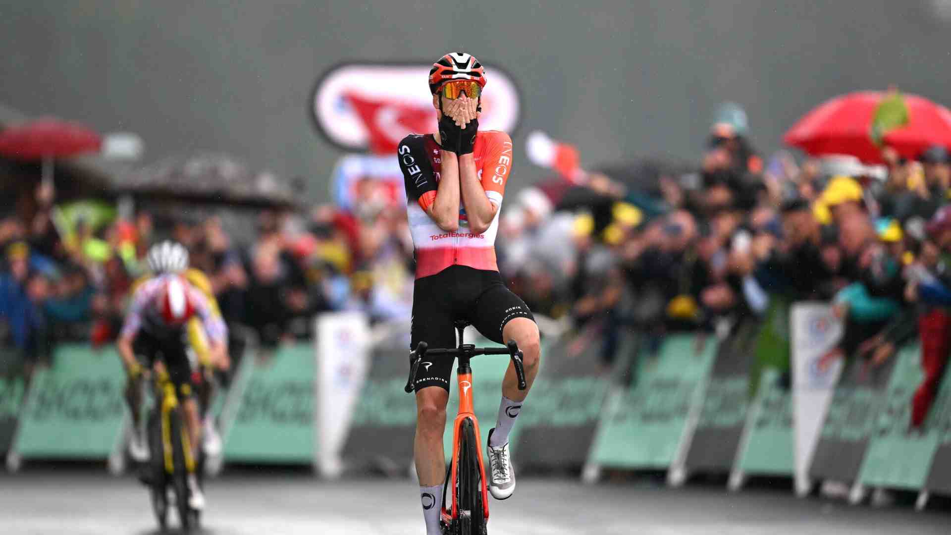 Immagine di Tour de France 2025 | La visione di Primoz Roglic, il sole nella pioggia di Thymen Arensman