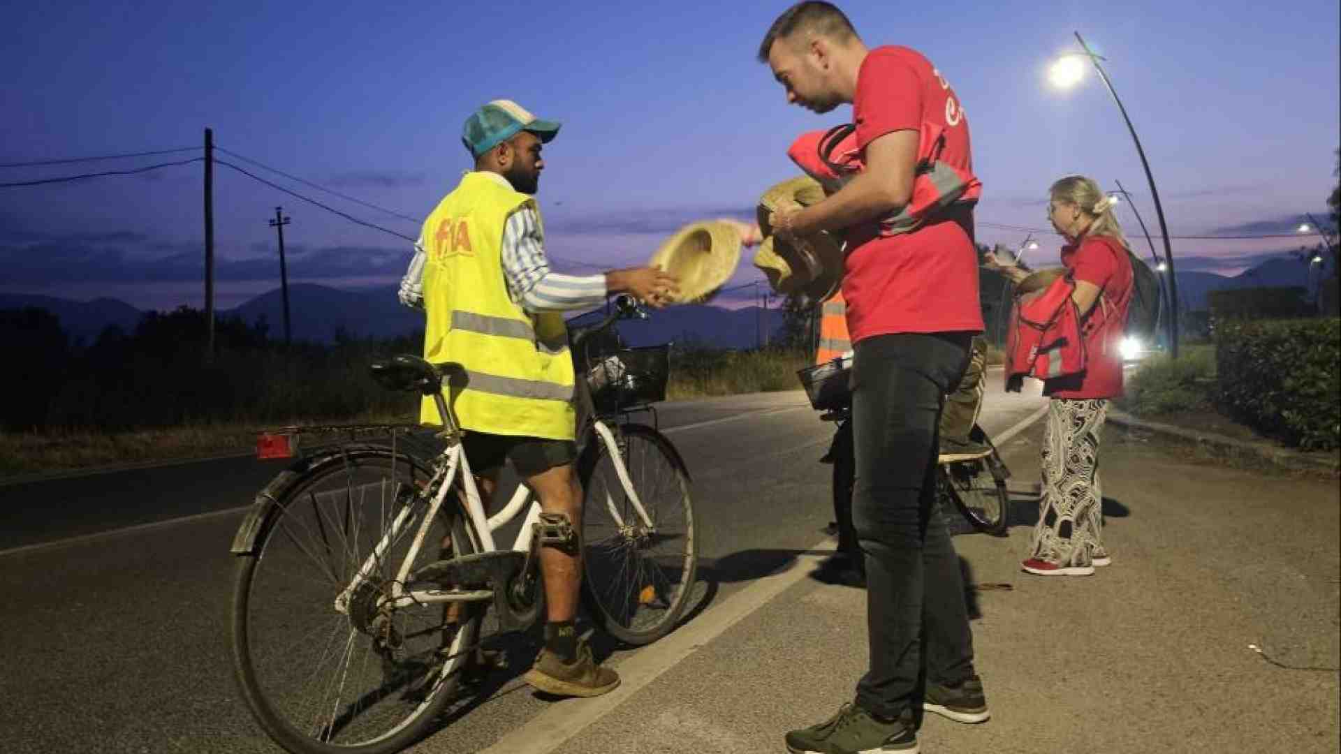 Immagine di Tra i braccianti nell'Agro Pontino, sui campi dall'alba a 5 euro all'ora