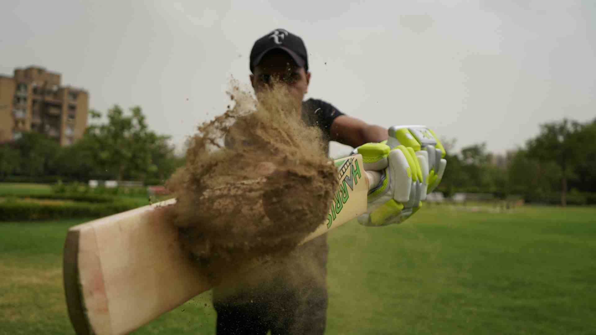 Immagine di Come è strano giocare a cricket su uno spelacchiato campo salentino