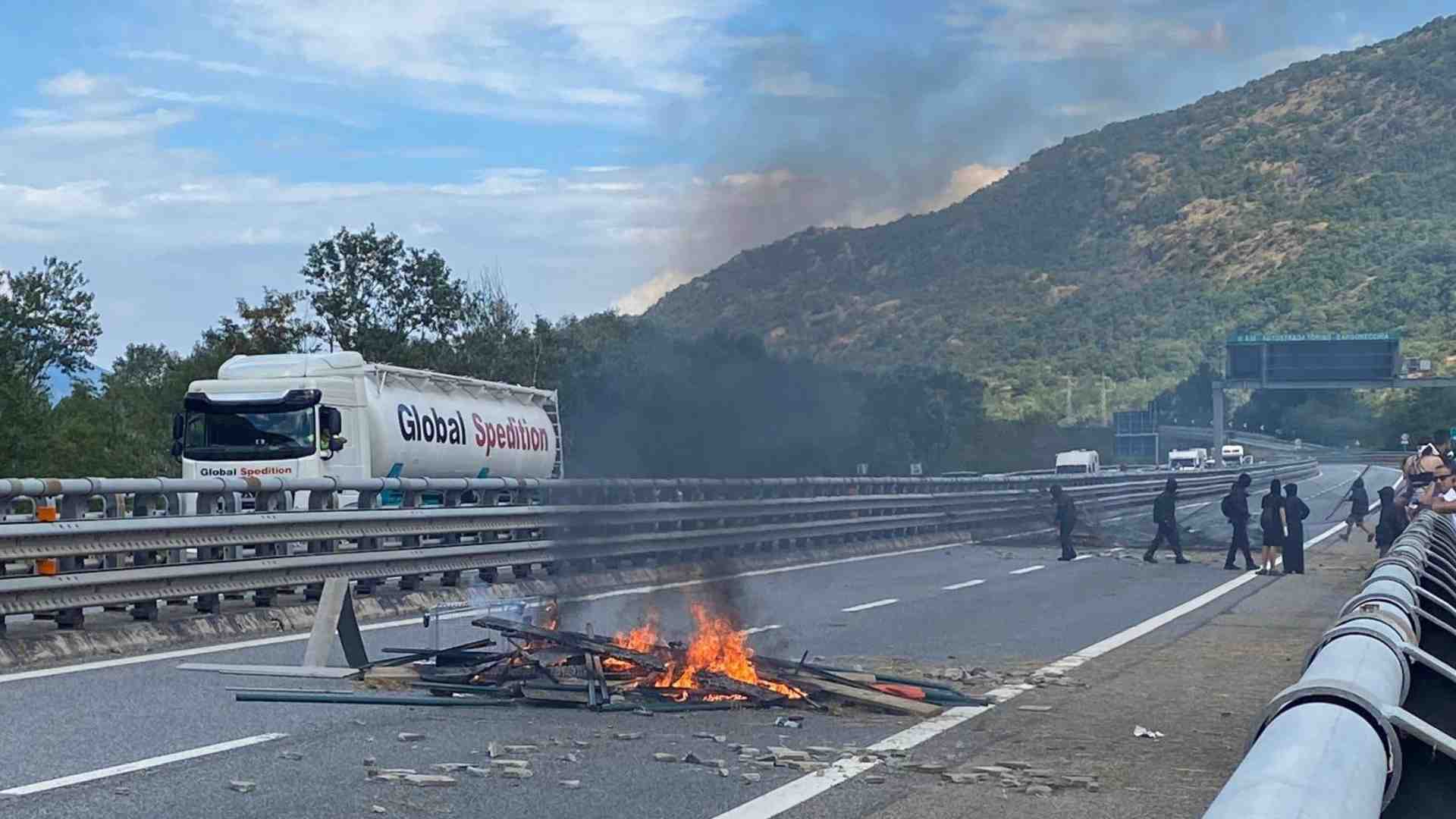 Immagine di Bombe carta contro la polizia: l'ultima azione no Tav è un caso politico