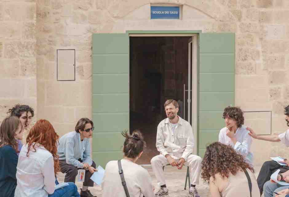 Valerio Rocco Orlando durante un laboratorio di co-progettazione alla Scuola dei Sassi, Matera. Ph. Pierangelo Laterza&nbsp;<br />