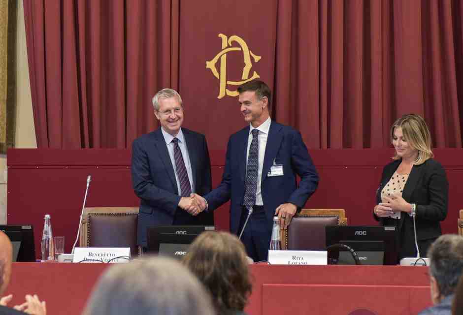 La stretta di mano tra Benedetto Della Vedova ed Ettore Prandini (foto di Vincenzo Nuzzolese per SOPA Images via Getty Images)<br />