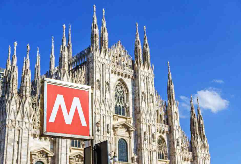 Il Duomo di Milano con la fermata della metropolitana rossa (Getty Images)