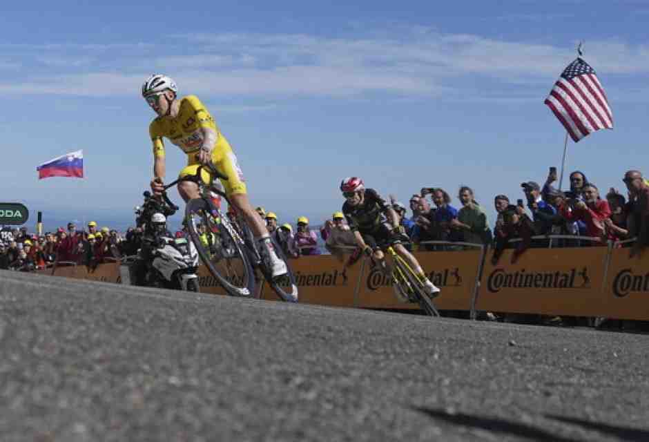 Tadej Pogacar e Jonas Vingegaard hanno dato spettacolo al Tour de France. Qui sono all’arrivo della 16a tappa in cima al Mont Ventoux (foto Ap, via LaPresse)