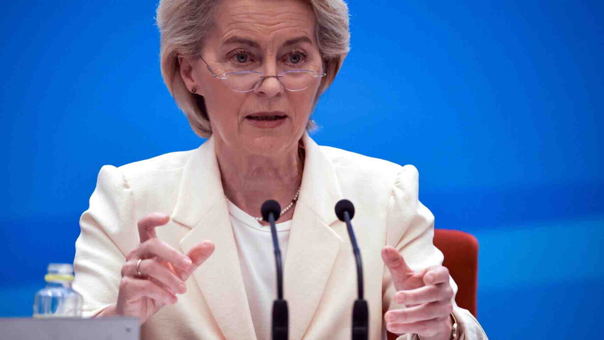 Immagine di Sui dazi il Pd "scarica" von der Leyen: "Si è piegata a Trump". La convergenza tra Renzi e Calenda: "Vada via"