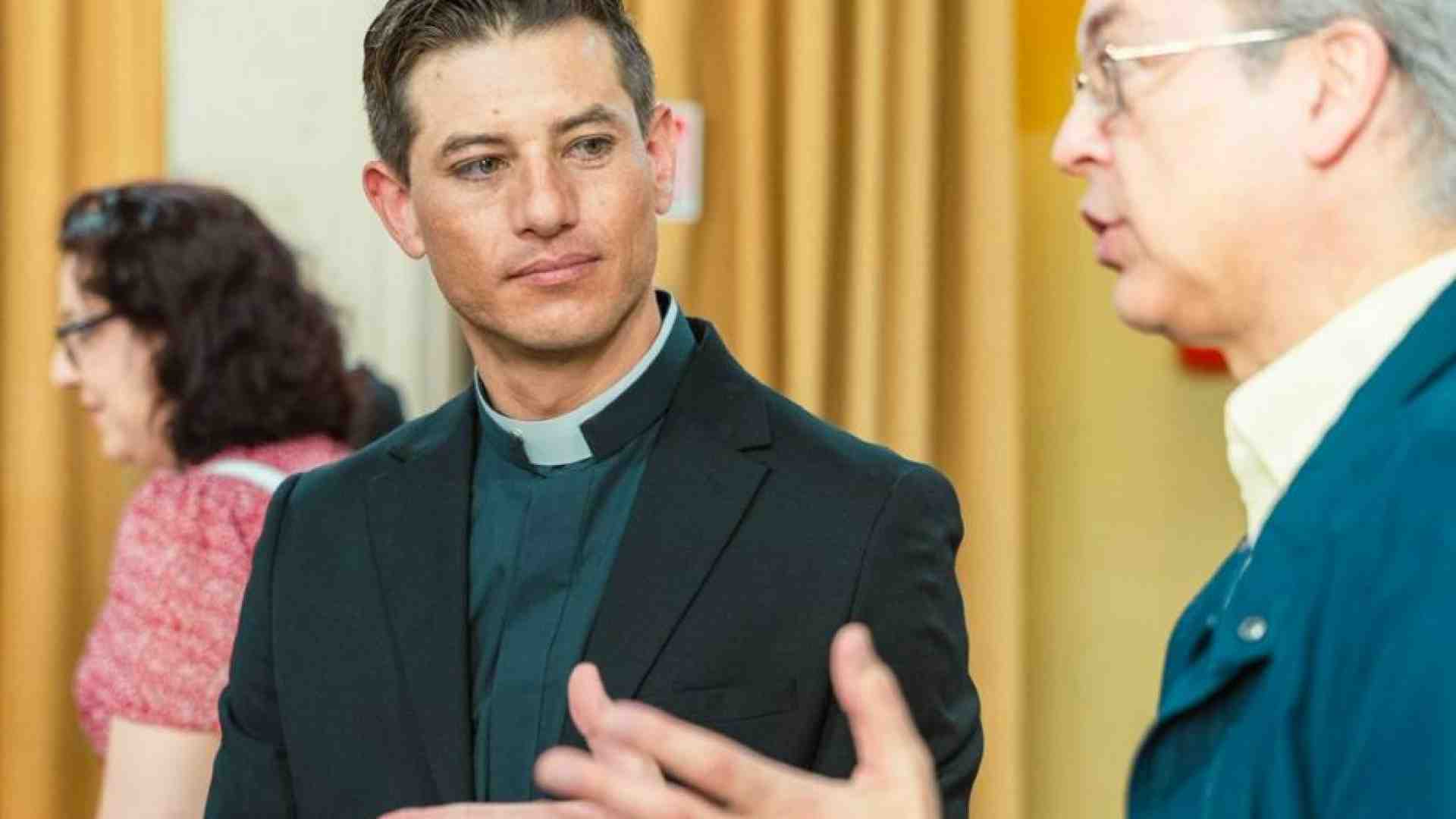 Immagine di Chi è padre Heriberto García Arias, il sacerdote con 2 milioni di follower