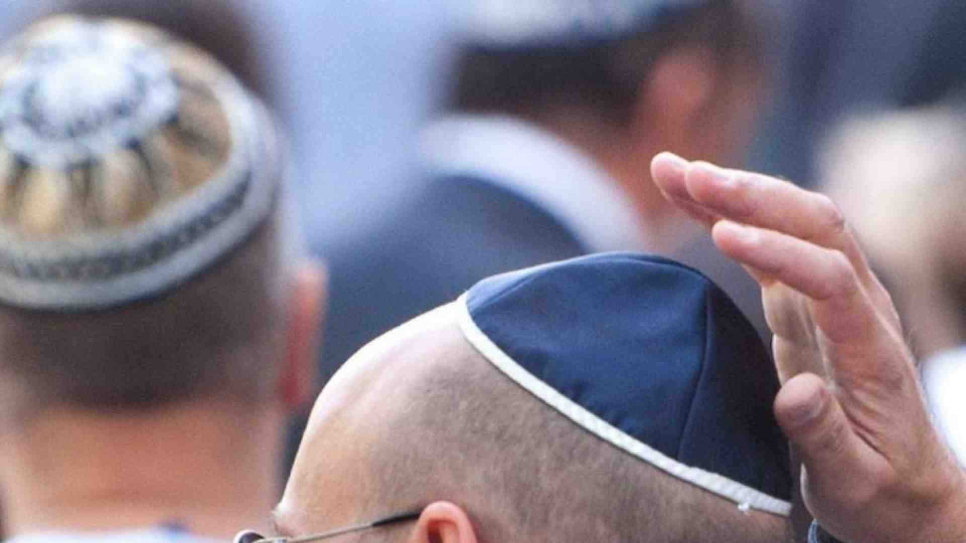 Immagine di «Assassini», poi i calci: la famiglia di francesi aggredita per la kippah